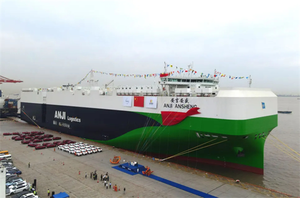 再刷紀(jì)錄！9500車位全球最大汽車運(yùn)輸船上海首航赴歐