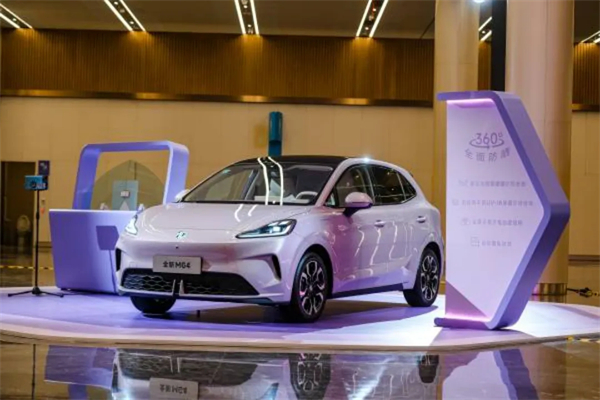 現(xiàn)在的上汽，不僅在增長的快車道上，更在智能電動(dòng)時(shí)代的正中心，重新掌握了市場(chǎng)核心話語權(quán)。