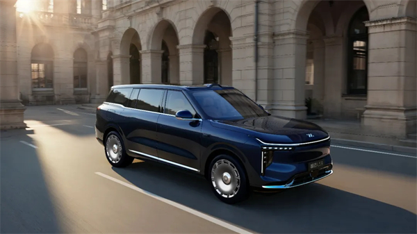 現(xiàn)在的上汽，不僅在增長的快車道上，更在智能電動(dòng)時(shí)代的正中心，重新掌握了市場(chǎng)核心話語權(quán)。