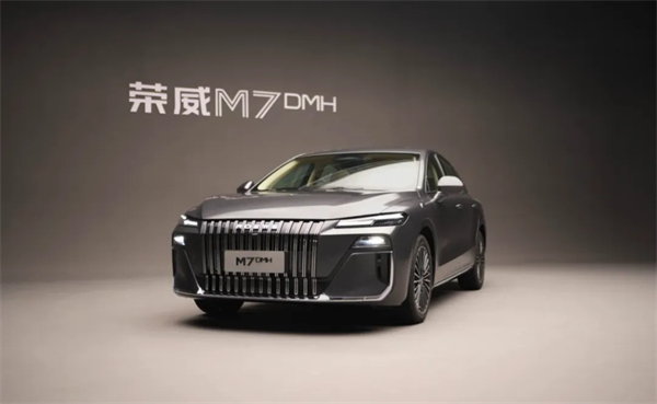 現(xiàn)在的上汽，不僅在增長的快車道上，更在智能電動(dòng)時(shí)代的正中心，重新掌握了市場(chǎng)核心話語權(quán)。
