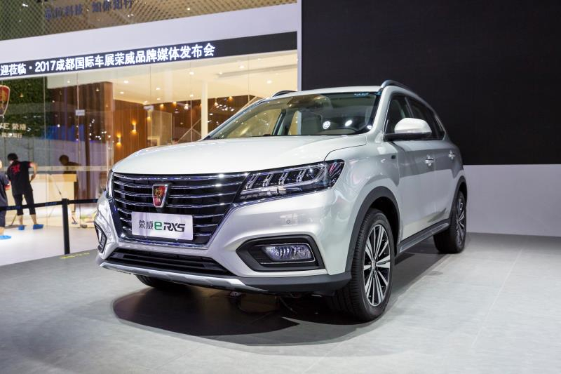 全新榮威950、榮威e950定義“高級轎車” 成都車展亮相售價16.88萬起 互聯(lián)網(wǎng)汽車上市一周年 系統(tǒng)升級帶來顛覆式進(jìn)化