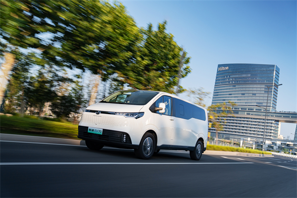 上汽大通MAXUS輕客家族“三電齊發(fā)”，大拿M1攜手2025款新途EV70、新途EV90上市發(fā)布